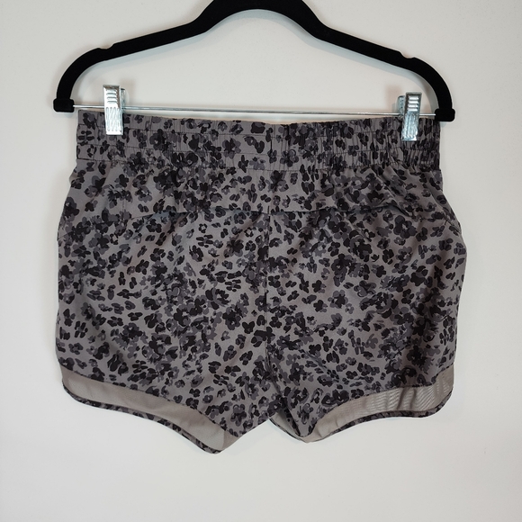 Athleta Mesh Racer Racer Run Shorts 4" Leopard Print Grey Lined Running Shorts M - Picture 5 of 11